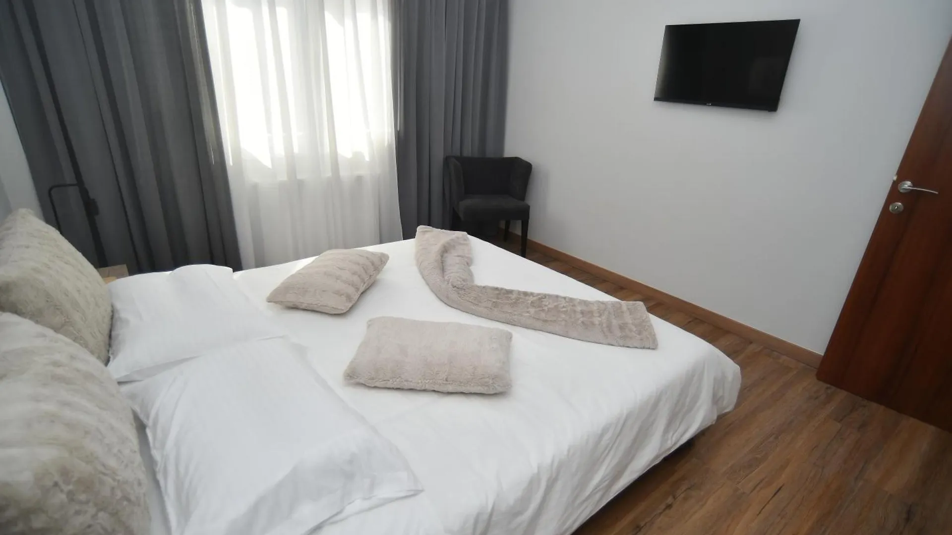 Black And White Suites 2 Thessaloniki Apartment